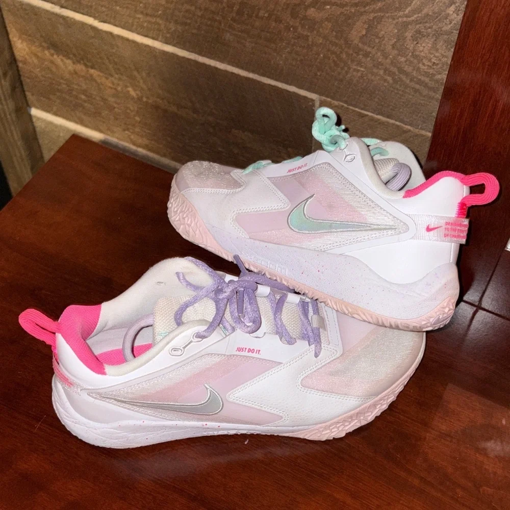 Women’s Nike Air Zoom Hyperace 3 SE Volleyball Shoe w Interchangeable Laces